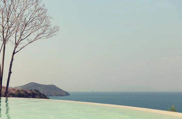 Prachtig uitzicht van infinity rand zwembad aan zee — Stockfoto
