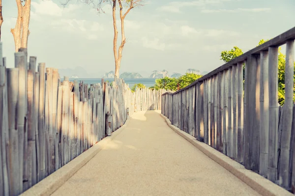 Дорога с забором на берегу моря — стоковое фото