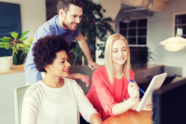 Equipo creativo feliz con el ordenador en la oficina — Foto de Stock