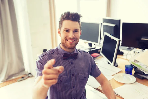 Glücklicher männlicher Büroangestellter, der mit dem Finger auf dich zeigt — Stockfoto