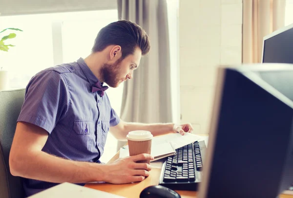 Trabalhador masculino criativo beber café e leitura — Fotografia de Stock