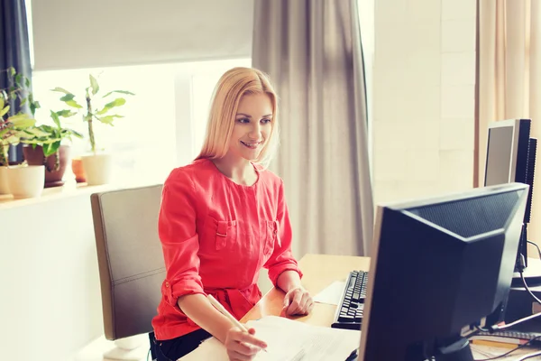 コンピューターと幸せの創造的な女性事務員 — ストック写真