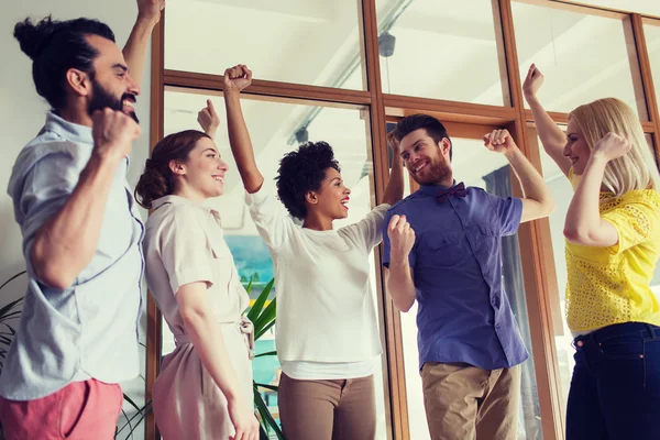 Glückliches Kreativteam feiert Sieg im Amt — Stockfoto