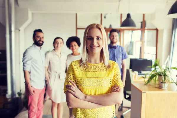 Jeune femme heureuse sur l'équipe créative au bureau — Photo