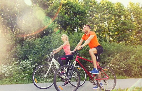 Ευτυχισμένο ζευγάρι ιππασία ποδήλατο σε εξωτερικούς χώρους — Φωτογραφία Αρχείου