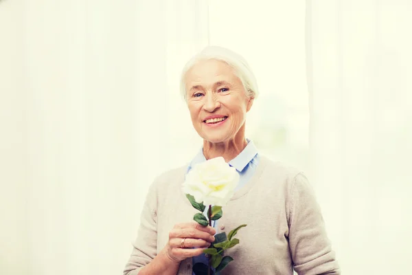 장미 꽃 집에서 행복 한 고위 여자 — 스톡 사진