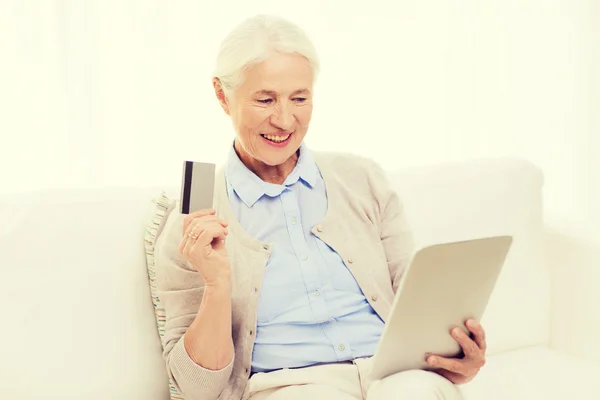 Starší žena s tablet pc a kreditní karty — Stock fotografie