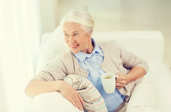 Gelukkig senior vrouw met kopje thee thuis — Stockfoto