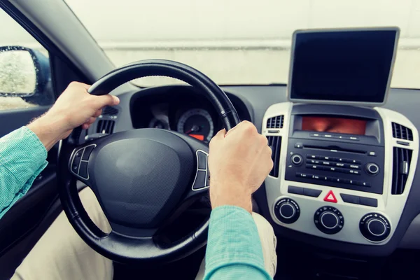 Primer plano de hombre joven con tablet PC coche de conducción —  Fotos de Stock