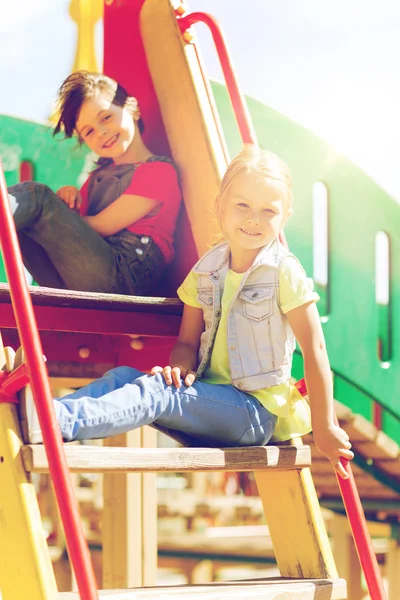 Glückliche Kinder oder Kinder auf der Spielplatzrutsche — Stockfoto