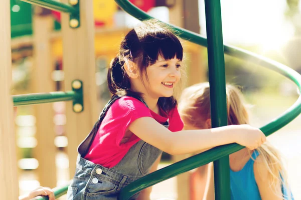 Gruppe fröhlicher kleiner Mädchen auf Kinderspielplatz — Stockfoto