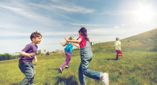 Grupo de niños felices corriendo al aire libre —  Fotos de Stock