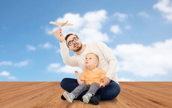 Father and little son playing with toy airplane — Stock Photo, Image