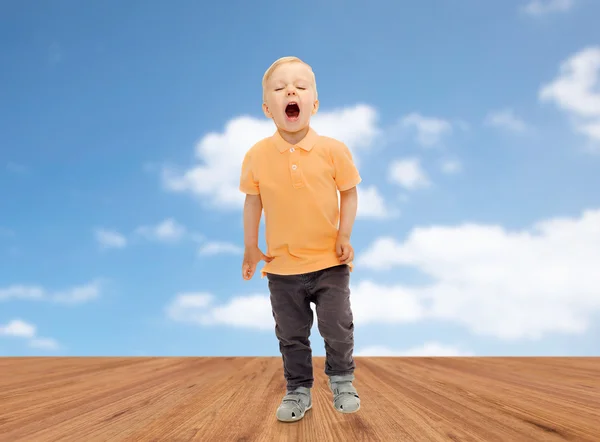 Niño feliz gritando o estornudando — Foto de Stock