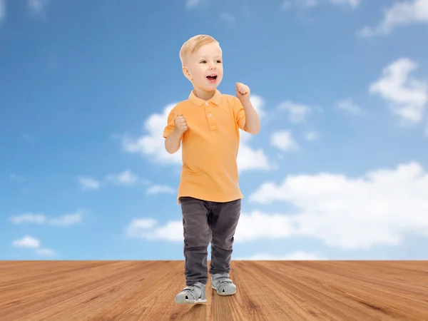 Glücklicher kleiner Junge in lässiger Kleidung — Stockfoto