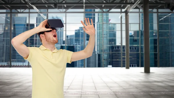 Om fericit în realitate virtuală cască sau ochelari 3D — Fotografie, imagine de stoc