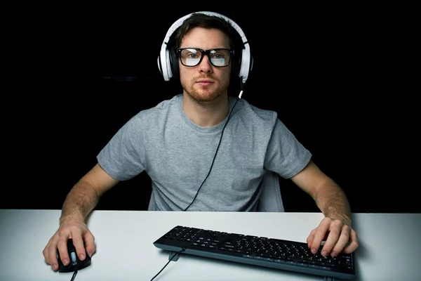 Mann mit Headset spielt Computervideospiel — Stockfoto