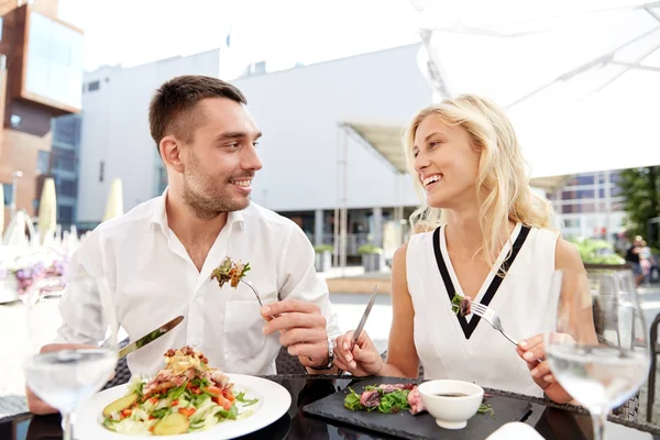 Счастливая пара ужинает на террасе ресторана — стоковое фото
