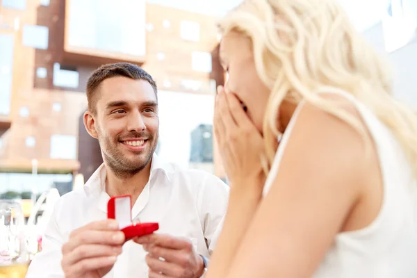 Hombre con anillo de compromiso haciendo propuesta a la mujer — Foto de Stock