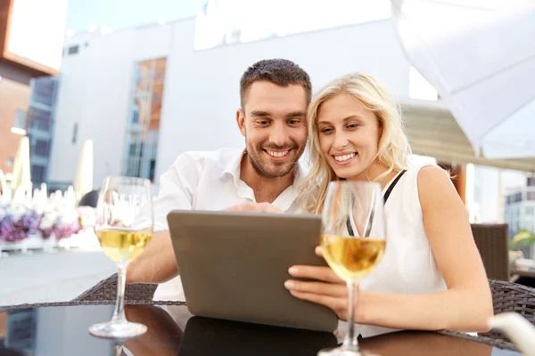 Щаслива пара з планшетним ПК на терасі ресторану — стокове фото