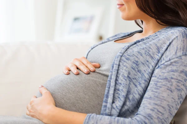 Närbild på glad gravid kvinna hemma — Stockfoto