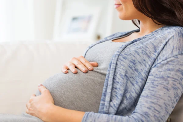 Close up van gelukkig zwangere vrouw thuis — Stockfoto