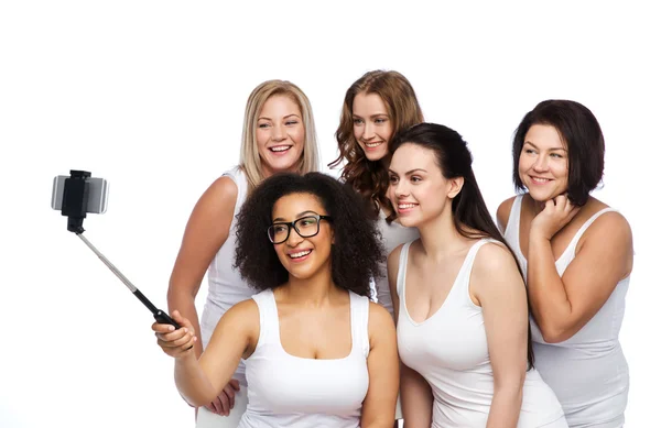 Gruppo di donne felici scattare selfie da smartphoone — Foto Stock