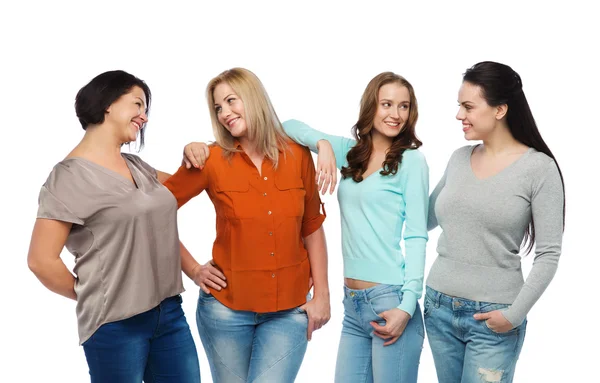 Ομάδα ευτυχισμένος διαφορετικές γυναίκες σε casual ρούχα — Φωτογραφία Αρχείου