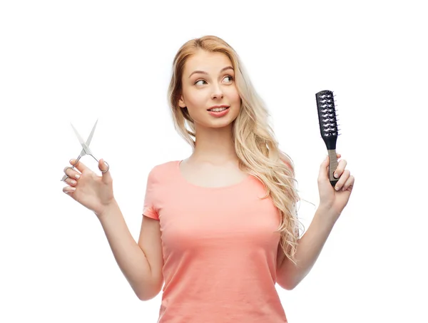 Jovem com tesoura e escova de cabelo — Fotografia de Stock