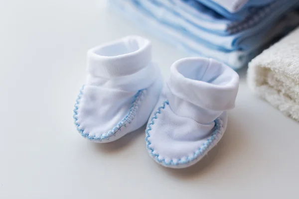 Nahaufnahme von Babykleidung für Neugeborene auf dem Tisch — Stockfoto