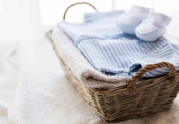 Close up van de kleren van de baby voor pasgeboren jongen in mand — Stockfoto