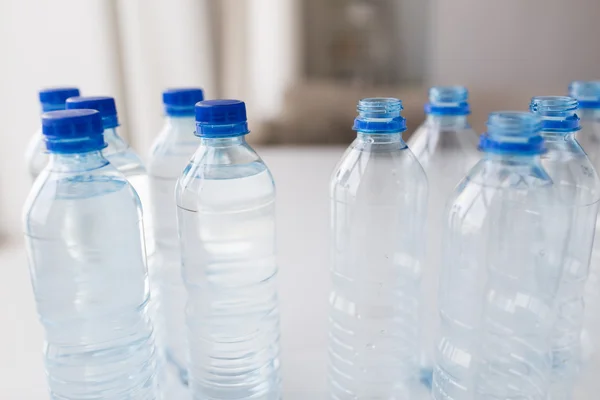 Közelkép a palack ivóvíz a táblázat — Stock Fotó