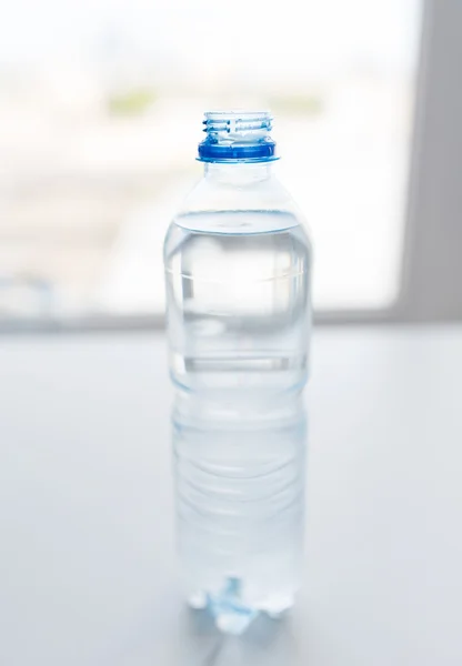 Закрыть бутылку с питьевой водой на столе — стоковое фото