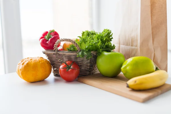 Корзина свежих зрелых овощей на кухне — стоковое фото