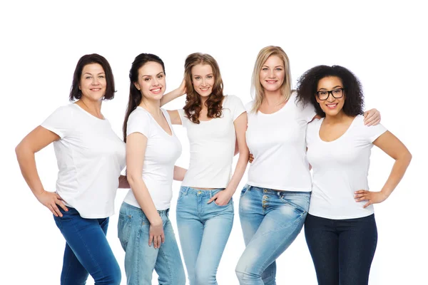 Groupe de femmes heureuses différentes en t-shirts blancs — Photo