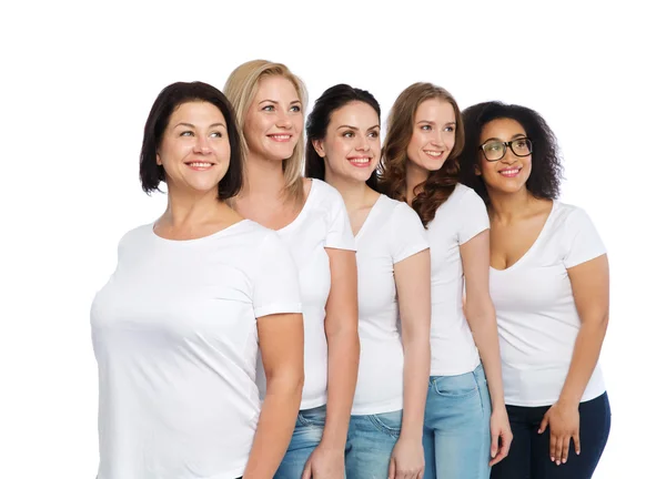 Grupo de felices mujeres diferentes en camisetas blancas — Foto de Stock