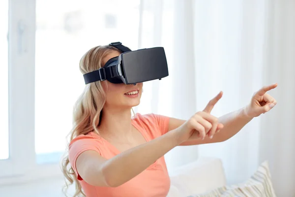 Mujer con auriculares de realidad virtual o gafas 3D —  Fotos de Stock