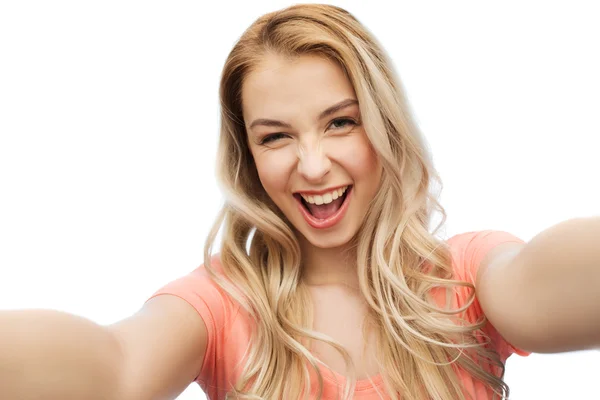 Szczęśliwy uśmiechający się młoda kobieta przy selfie — Zdjęcie stockowe