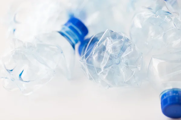 Primo piano di bottiglie di plastica usate vuote sul tavolo — Foto Stock