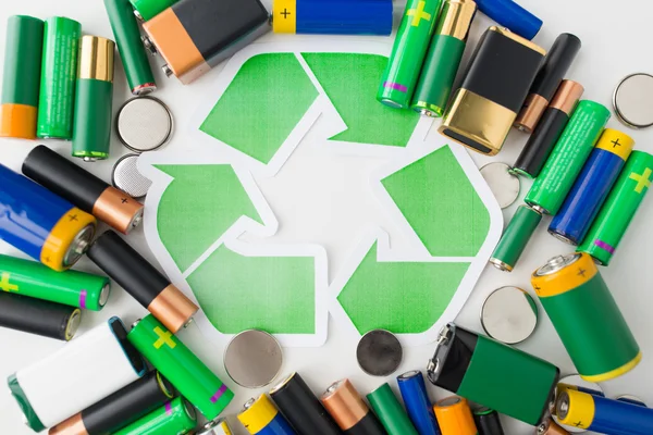 Az elemek és a zöld újrahasznosítási szimbólum közelről — Stock Fotó