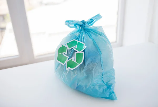 Close-up de saco de lixo com símbolo de reciclagem verde — Fotografia de Stock