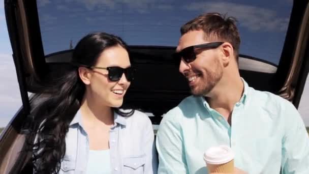 Casal feliz com café no porta-malas do carro hatchback — Vídeo de Stock