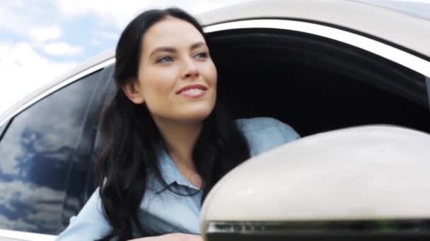 Mujer feliz saludando la mano sentado en el coche con el hombre 14 — Vídeo de stock