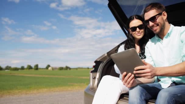 Ευτυχισμένο ζευγάρι με PC tablet στο πορτ-μπαγκάζ αυτοκινήτου — Αρχείο Βίντεο