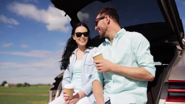 해치백 자동차 트렁크에서 커피와 함께 행복 한 커플 — 비디오