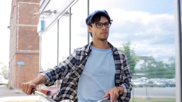 Hipster hombre caminando con bicicleta de engranaje fijo en la calle — Vídeos de Stock