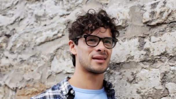 Gelukkig lachende man in brillen over straat muur 20 — Stockvideo