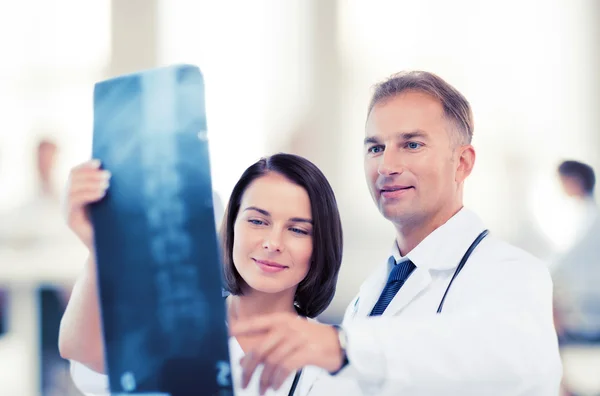 Two doctors looking at x-ray — Stock Photo, Image