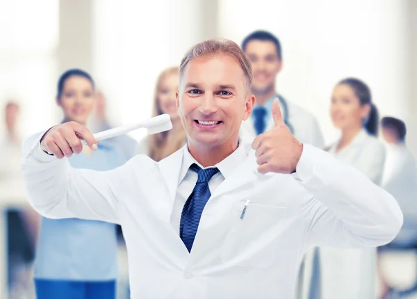 Dentista con cepillo de dientes en el hospital — Foto de Stock