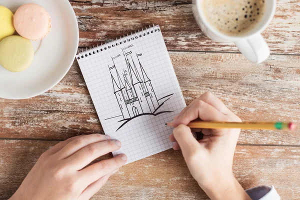 Primo piano di disegno di mani in notebook — Foto Stock